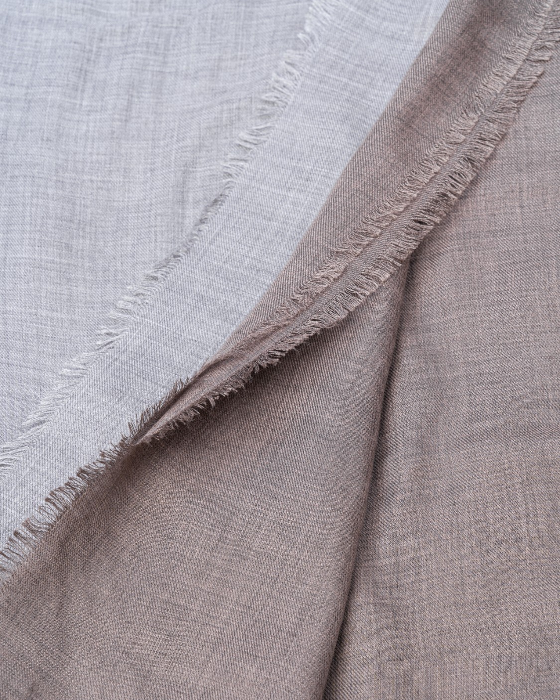 shop EMPORIO ARMANI  Sciarpa: Emporio Armani stola in modal degradé.
Stola realizzata in tessuto modal morbido e leggero, con profili sfrangiati e caratterizzata da un'esclusiva colorazione ad effetto degradé.
Dimensioni: 177 x 140 cm.
Modal.
Degradé.
Profili sfrangiati.
Composizione 100% Modal.
Made in Italy.. 625243 3F346-00055 number 4681991